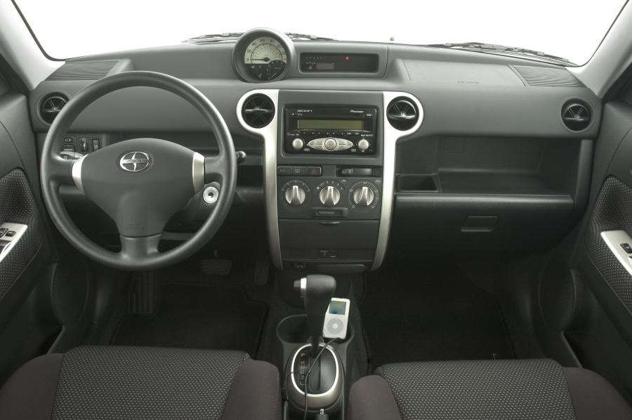 Торпедо Scion xB 2006 года  (фото 8 из 19)